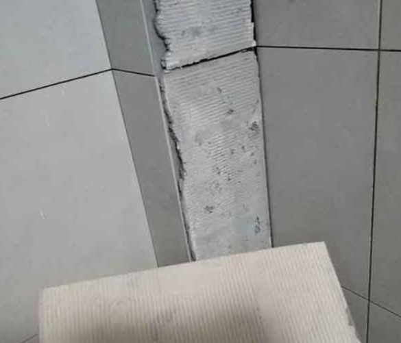新余瓷砖空鼓维修公司分享下厨房瓷砖脱落的补救措施。